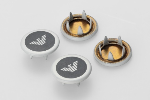 松记分享：源头工厂如何为弹力面料选择适配的金属纽扣材质？