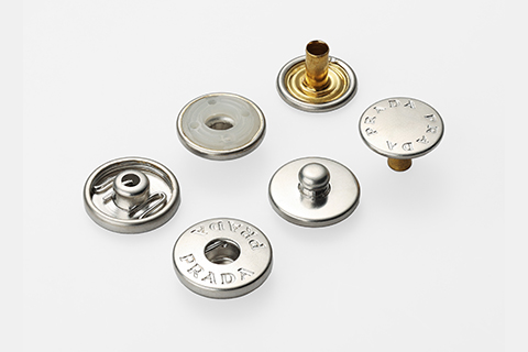 Prada奢侈品牌金属纽扣案例解析