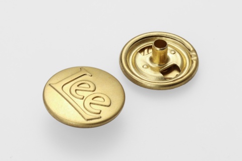 女装工厂如何为女装选择质感适配的金属纽扣材质？