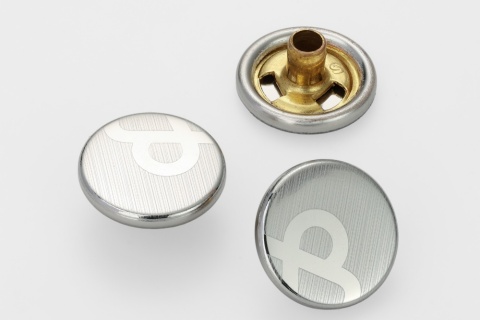 松记钮扣：源头工厂如何匹配金属纽扣材质与品牌定位需求？