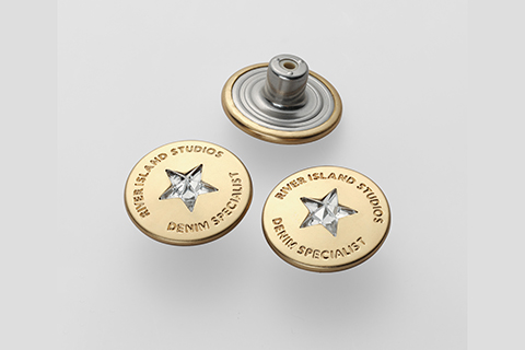 钮扣工厂如何保障金属钮扣的包装定制提升品牌辨识度？