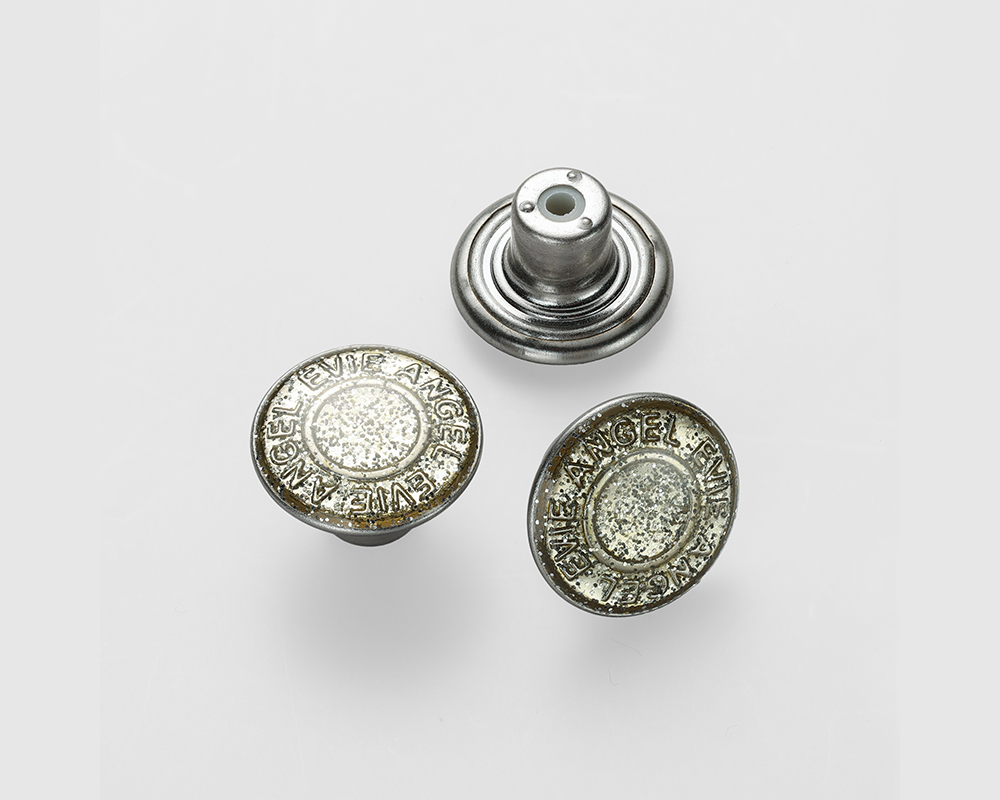 厂家是如何确保服装金属纽扣的耐用性的