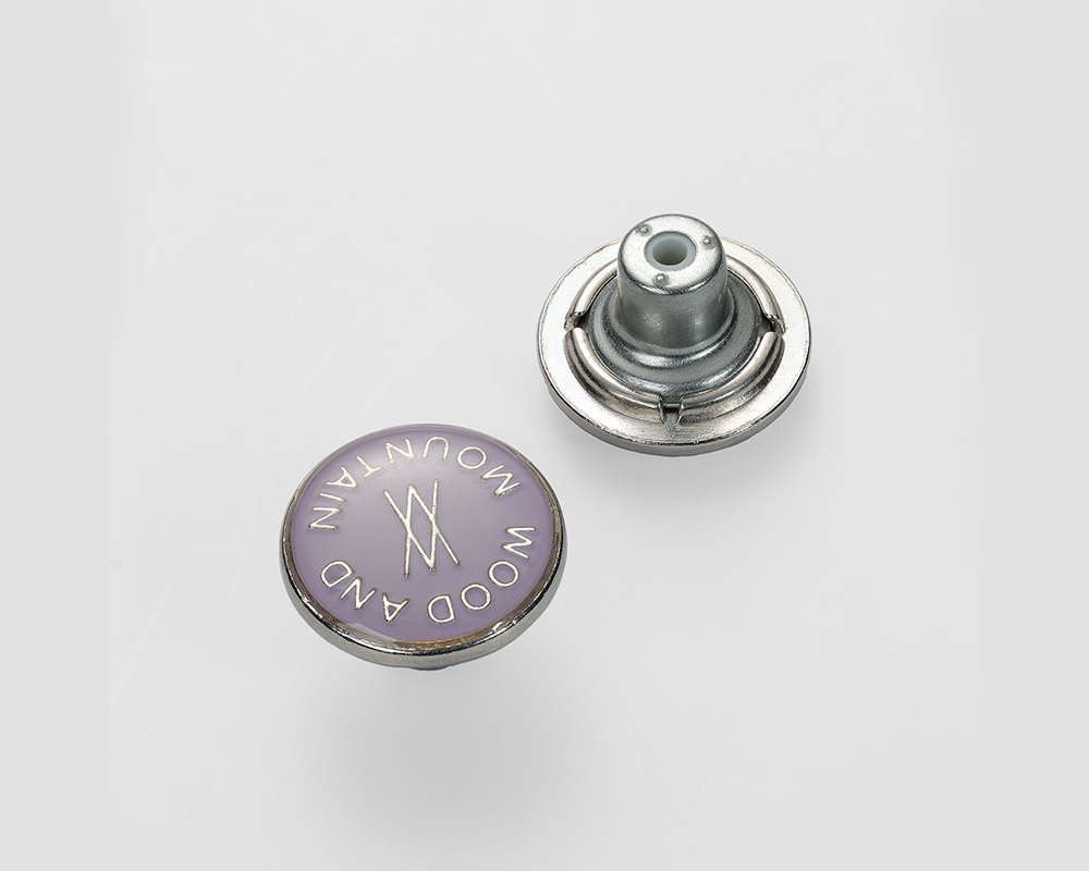 如何为不同风格的服装定制金属纽扣？