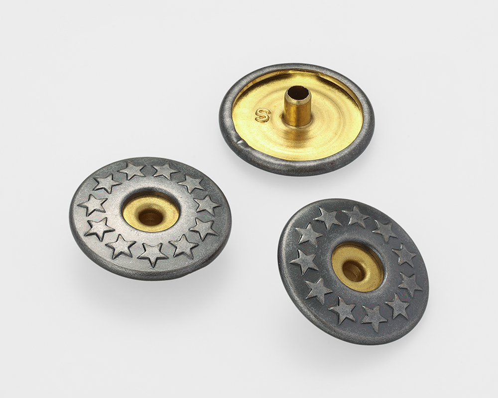 户外服装选择金属纽扣定制厂家要关注什么？
