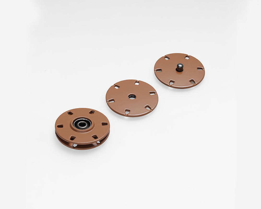 定制服装金属纽扣应该关注哪些因素?