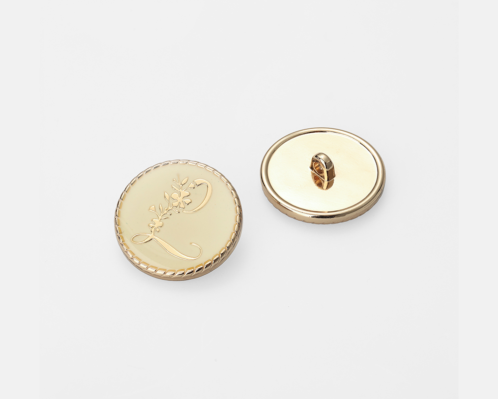 金属订线钮在大衣缝线装饰中的搭配技巧