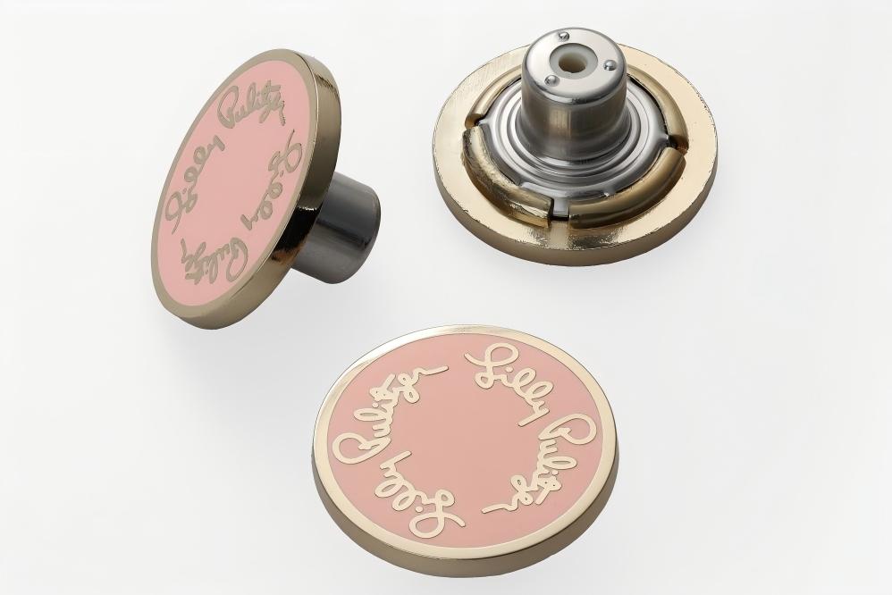 钮扣工厂如何保障金属钮扣的包装定制提升品牌辨识度？