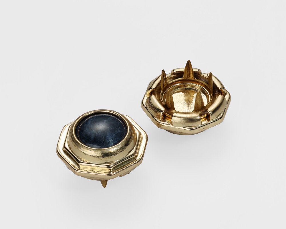 源头工厂如何保障金属钮扣的电镀层附着力耐久性？