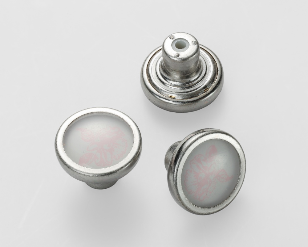 金属钮扣工厂,纽扣厂家,如何平衡金属钮扣的材质硬度与韧性