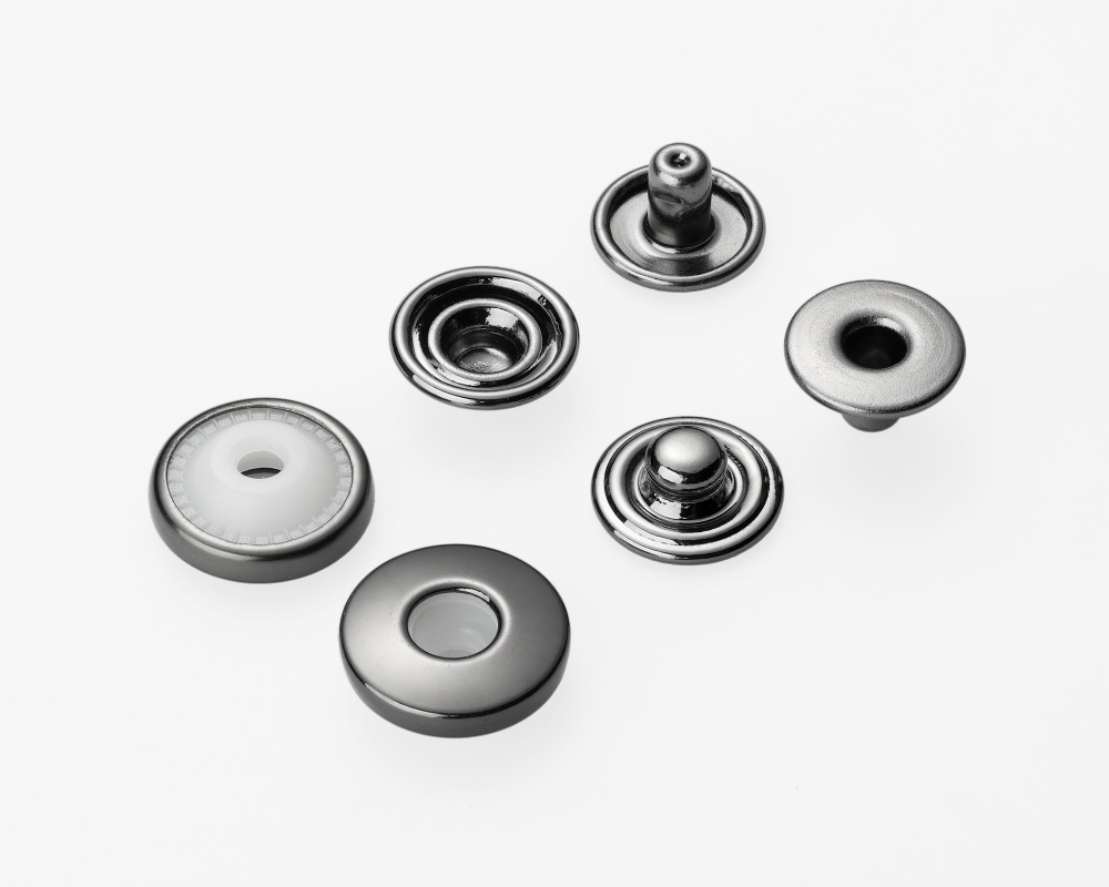 户外服装纽扣,服装金属四合扣,金属四合扣的耐候性与功能适配