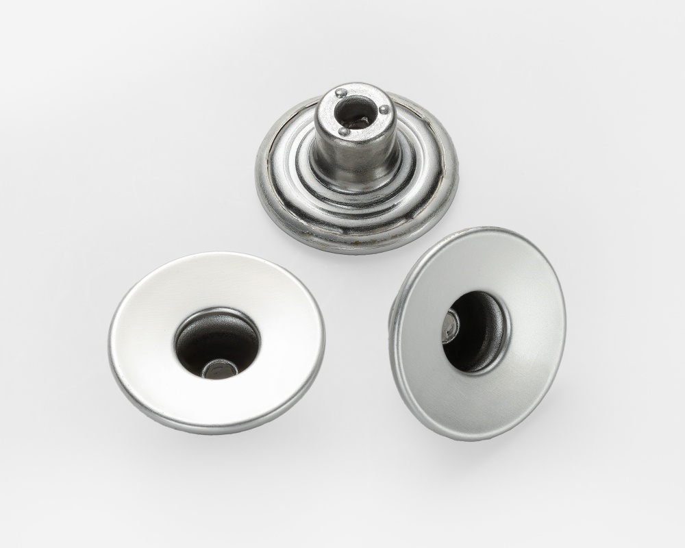 服装金属纽扣工厂,休闲服装金属纽扣,如何为休闲服装选择百搭金属钮扣？